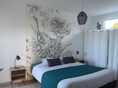 Chambre avec fresque florale